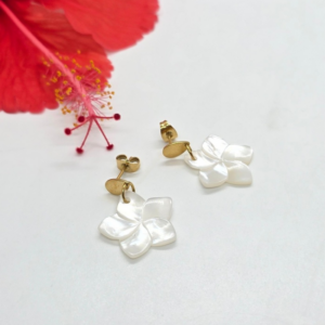 les-bijoux-de-pims-boucles-fleurs-frangipanier-nacre