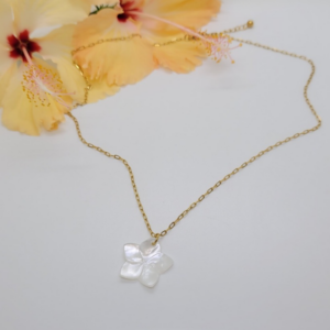 les-bijoux-de-pims-pendentif-fleur-frangipanier-nacre